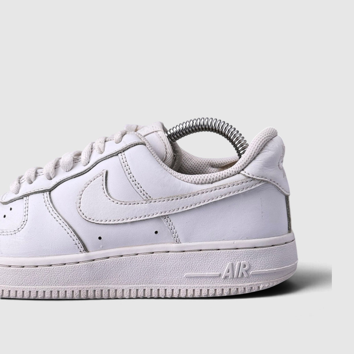 Nike Air Force 1 Low Triple White, buty sportowe damskie w dobrym stanie rozmiar 36.5, detal