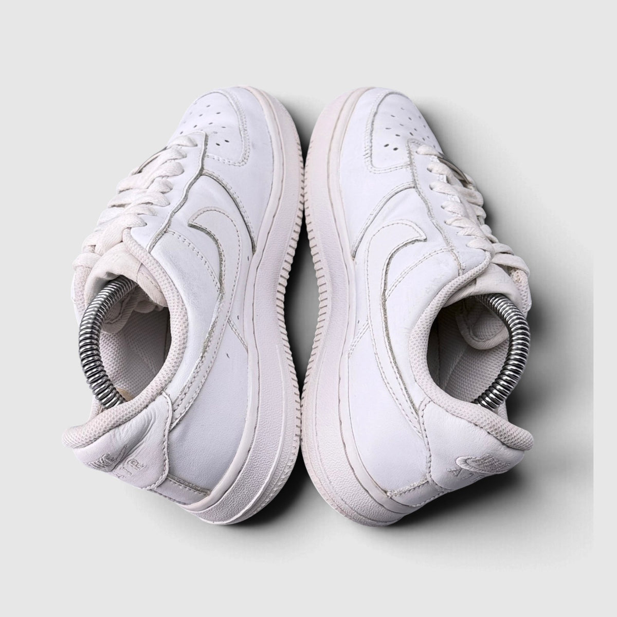 Nike Air Force 1 Low Triple White, buty sportowe damskie w dobrym stanie rozmiar 36.5, widok z góry