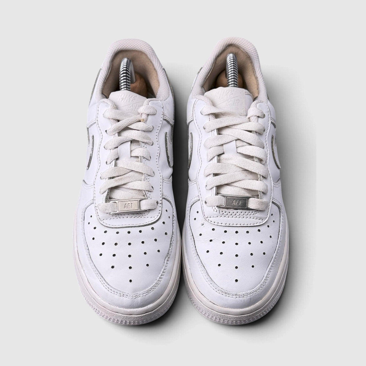 Nike Air Force 1 Low Triple White, buty sportowe damskie w dobrym stanie rozmiar 36.5, widok z góry