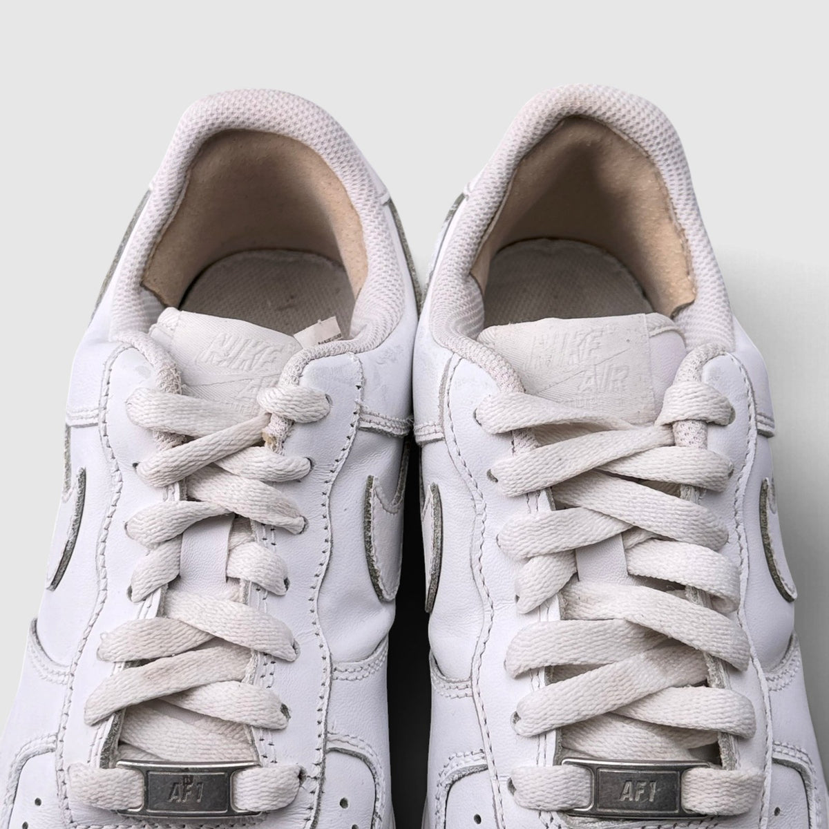 Nike Air Force 1 Low Triple White, buty sportowe damskie w dobrym stanie rozmiar 36.5, detal