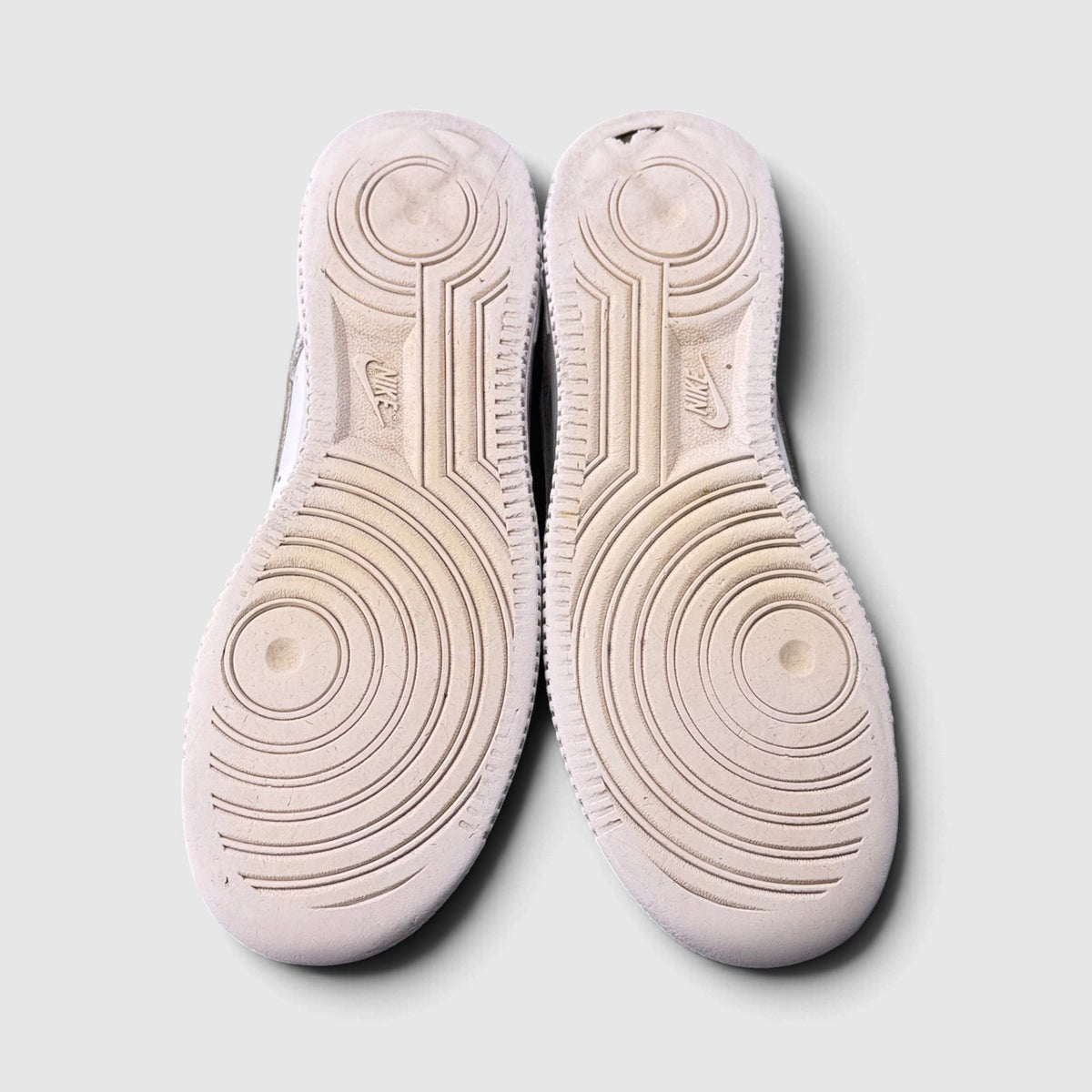 Nike Air Force 1 Low Triple White, buty sportowe damskie w dobrym stanie rozmiar 36.5, podeszwa