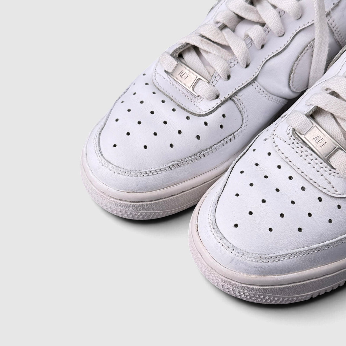 Nike Air Force 1 Low Triple White, buty sportowe damskie w dobrym stanie rozmiar 36.5, detal