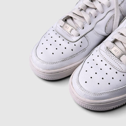 Nike Air Force 1 Low Triple White, buty sportowe damskie w dobrym stanie rozmiar 36.5, detal