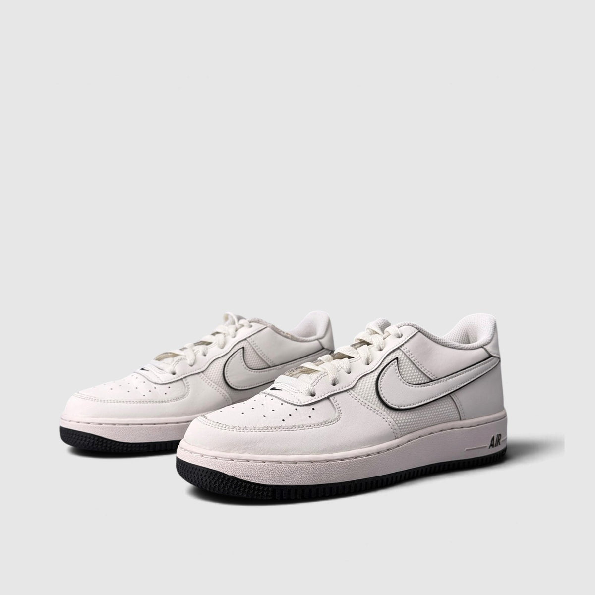 Nike Air Force 1 Low, buty sportowe damskie w bardzo dobrym stanie rozmiar 40, para butów