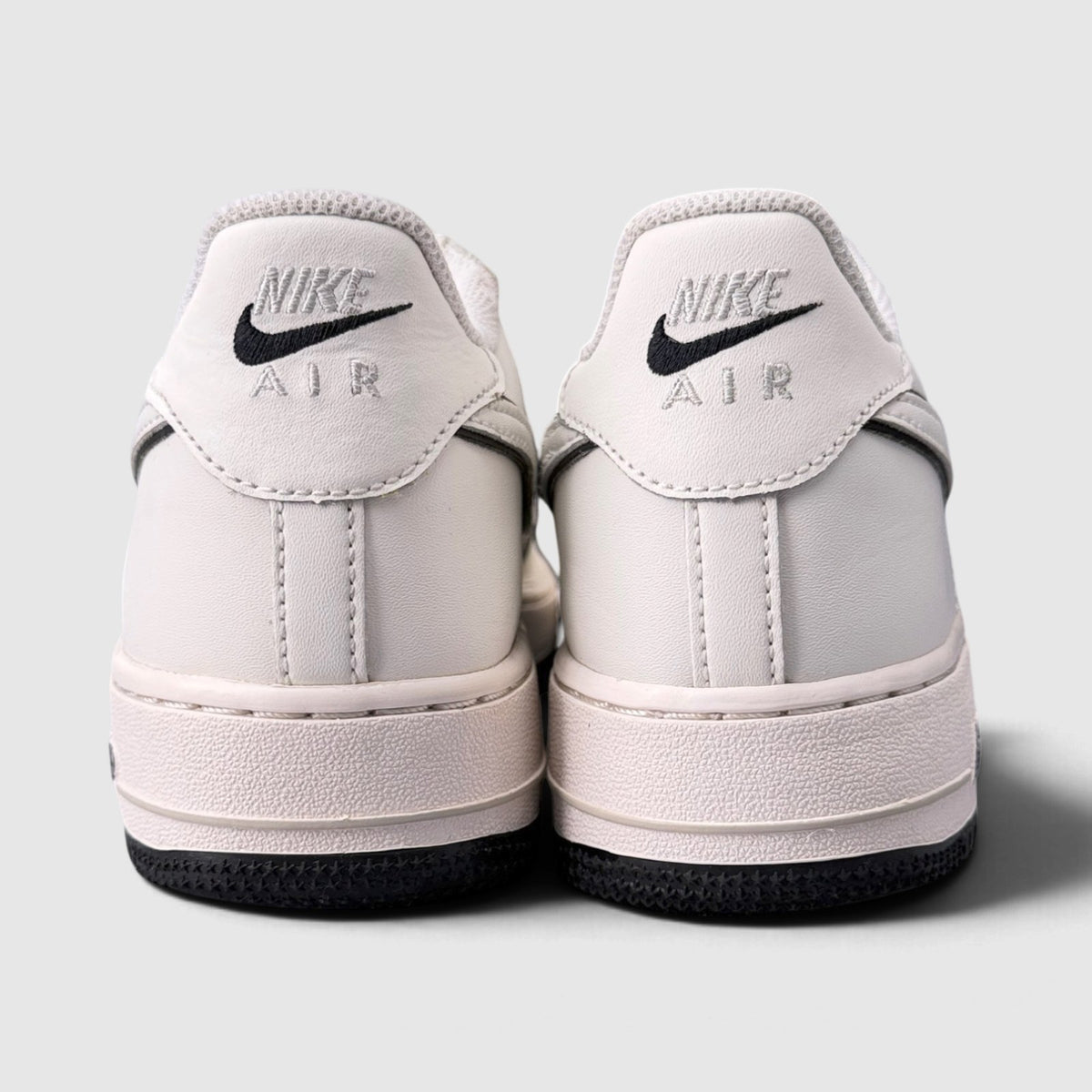 Nike Air Force 1 Low, buty sportowe damskie w bardzo dobrym stanie rozmiar 40, widok z tyłu