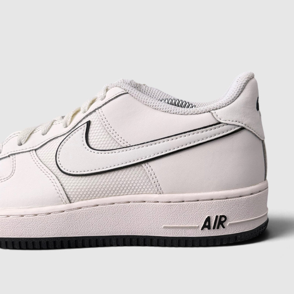Nike Air Force 1 Low, buty sportowe damskie w bardzo dobrym stanie rozmiar 40, detal