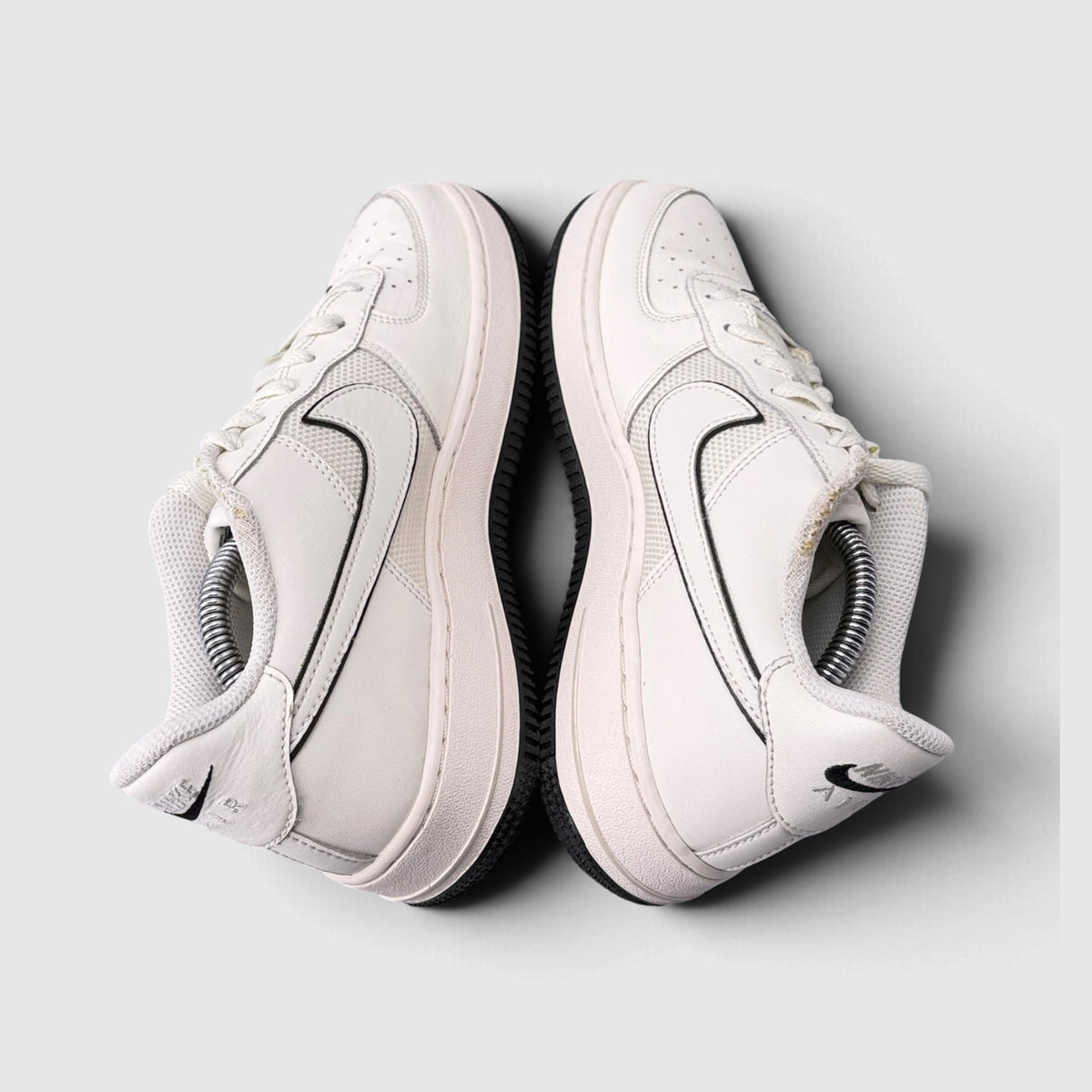 Nike Air Force 1 Low, buty sportowe damskie w bardzo dobrym stanie rozmiar 40, widok z góry