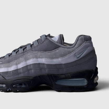 Nike Air Max 95 Cool Grey Psychic Blue, buty sportowe męskie w bardzo dobrym stanie rozmiar 44, boczny profil, prawa strona