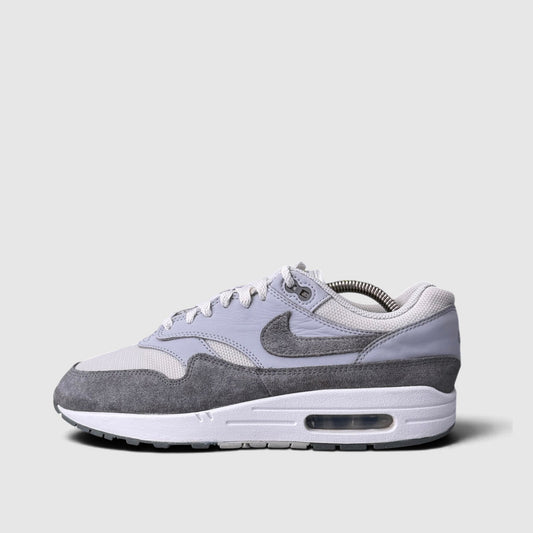 Nike Air Max 1 '87 Photon Dust/Wolf Grey, buty sportowe męskie w bardzo dobrym stanie rozmiar 42.5, boczny profil, lewa strona