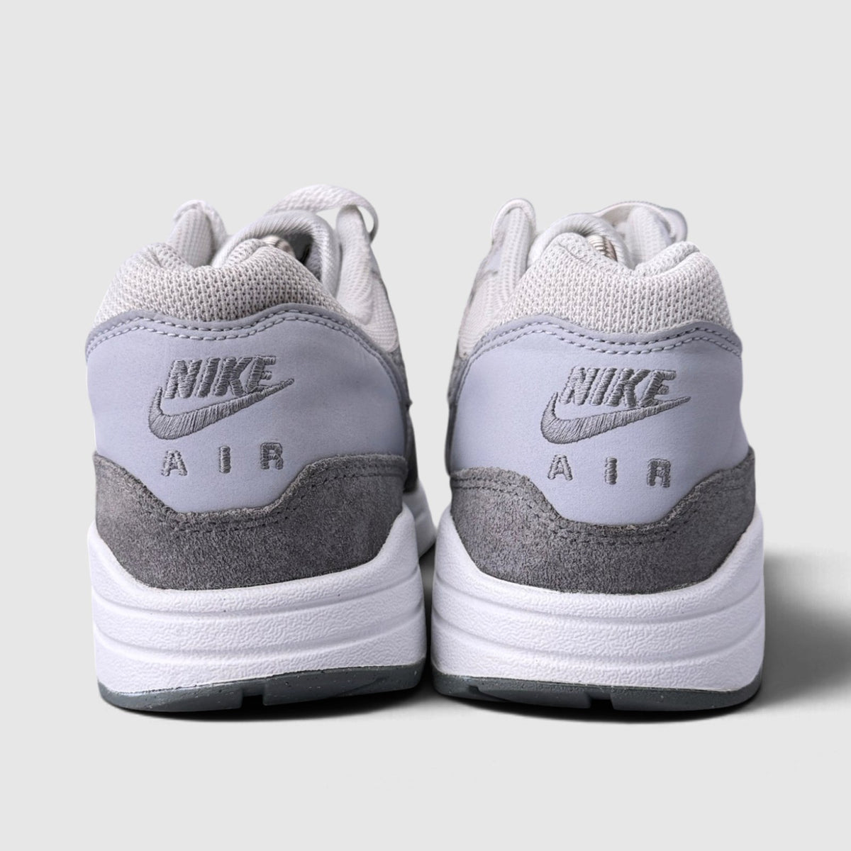 Nike Air Max 1 '87 Photon Dust/Wolf Grey, buty sportowe męskie w bardzo dobrym stanie rozmiar 42.5, widok z tyłu
