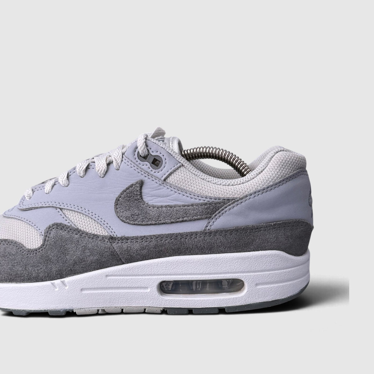 Nike Air Max 1 '87 Photon Dust/Wolf Grey, buty sportowe męskie w bardzo dobrym stanie rozmiar 42.5, boczny profil, lewa strona
