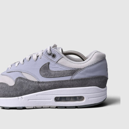 Nike Air Max 1 '87 Photon Dust/Wolf Grey, buty sportowe męskie w bardzo dobrym stanie rozmiar 42.5, boczny profil, lewa strona