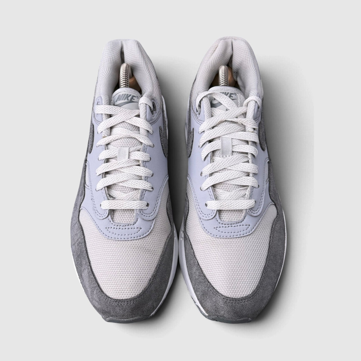 Nike Air Max 1 '87 Photon Dust/Wolf Grey, buty sportowe męskie w bardzo dobrym stanie rozmiar 42.5, widok z góry