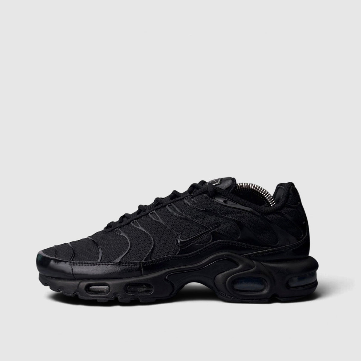 Nike Air Max Plus Triple Black, buty sportowe męskie w bardzo dobrym stanie rozmiar 41, boczny profil, lewa strona