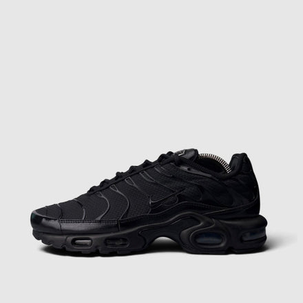 Nike Air Max Plus Triple Black, buty sportowe męskie w bardzo dobrym stanie rozmiar 41, boczny profil, lewa strona