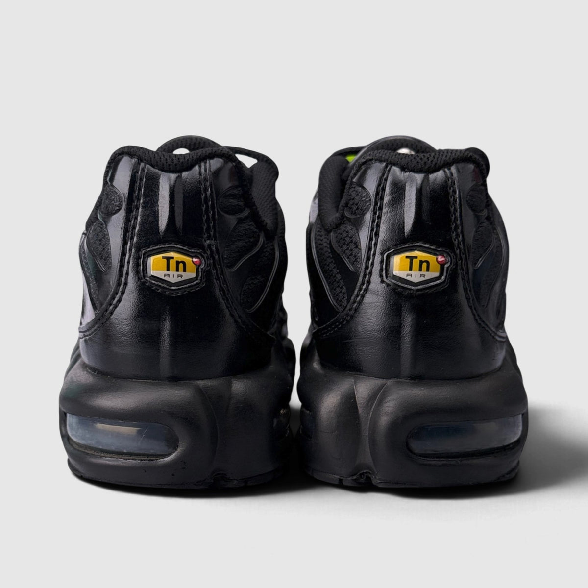 Nike Air Max Plus Triple Black, buty sportowe męskie w bardzo dobrym stanie rozmiar 41, widok z tyłu