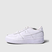Nike Air Force 1 Low Triple White, buty sportowe damskie w bardzo dobrym stanie rozmiar 39, boczny profil, lewa strona
