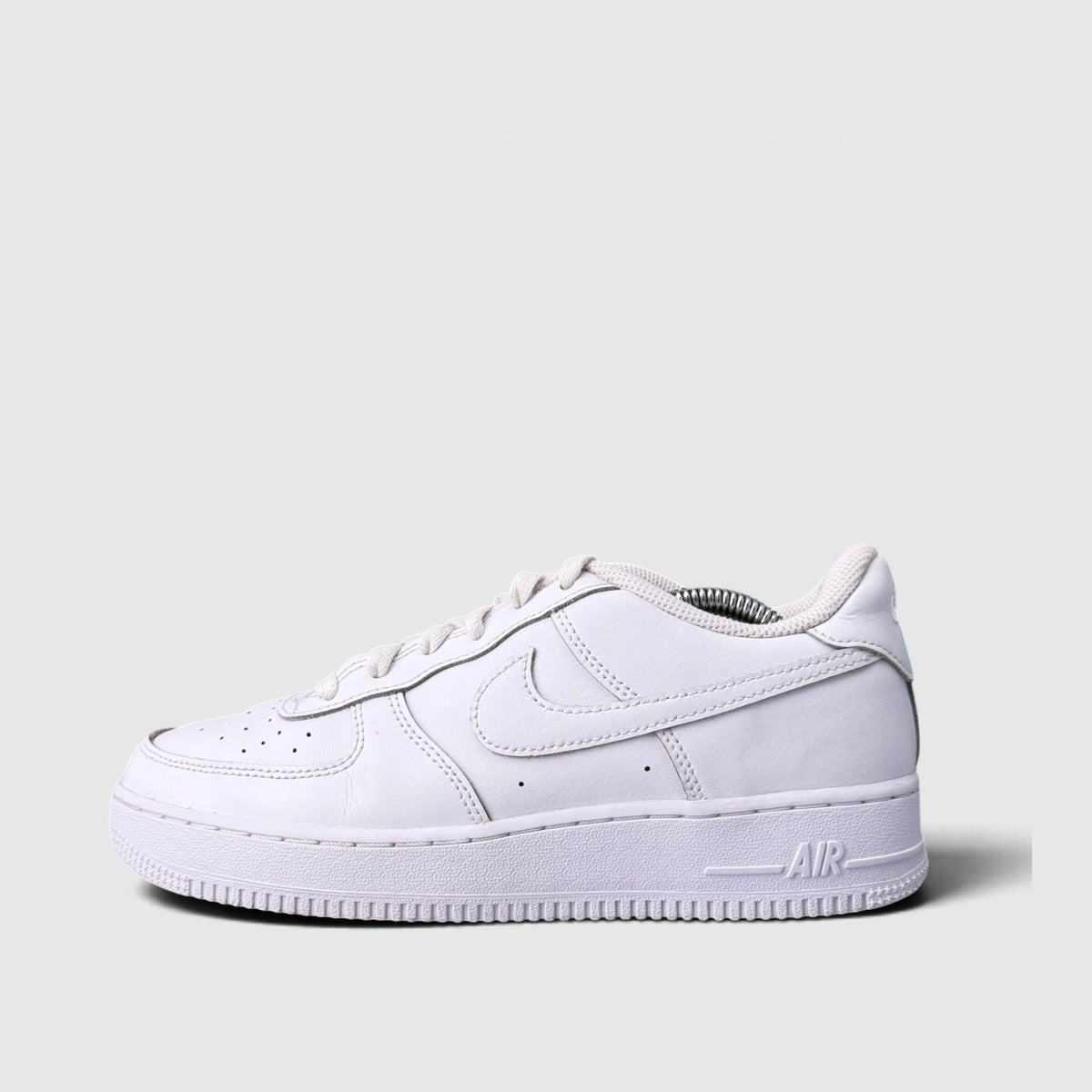 Nike Air Force 1 Low Triple White, buty sportowe damskie w bardzo dobrym stanie rozmiar 39, boczny profil, lewa strona