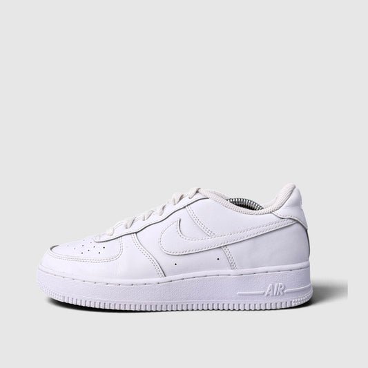 Nike Air Force 1 Low Triple White, buty sportowe damskie w bardzo dobrym stanie rozmiar 39, boczny profil, lewa strona