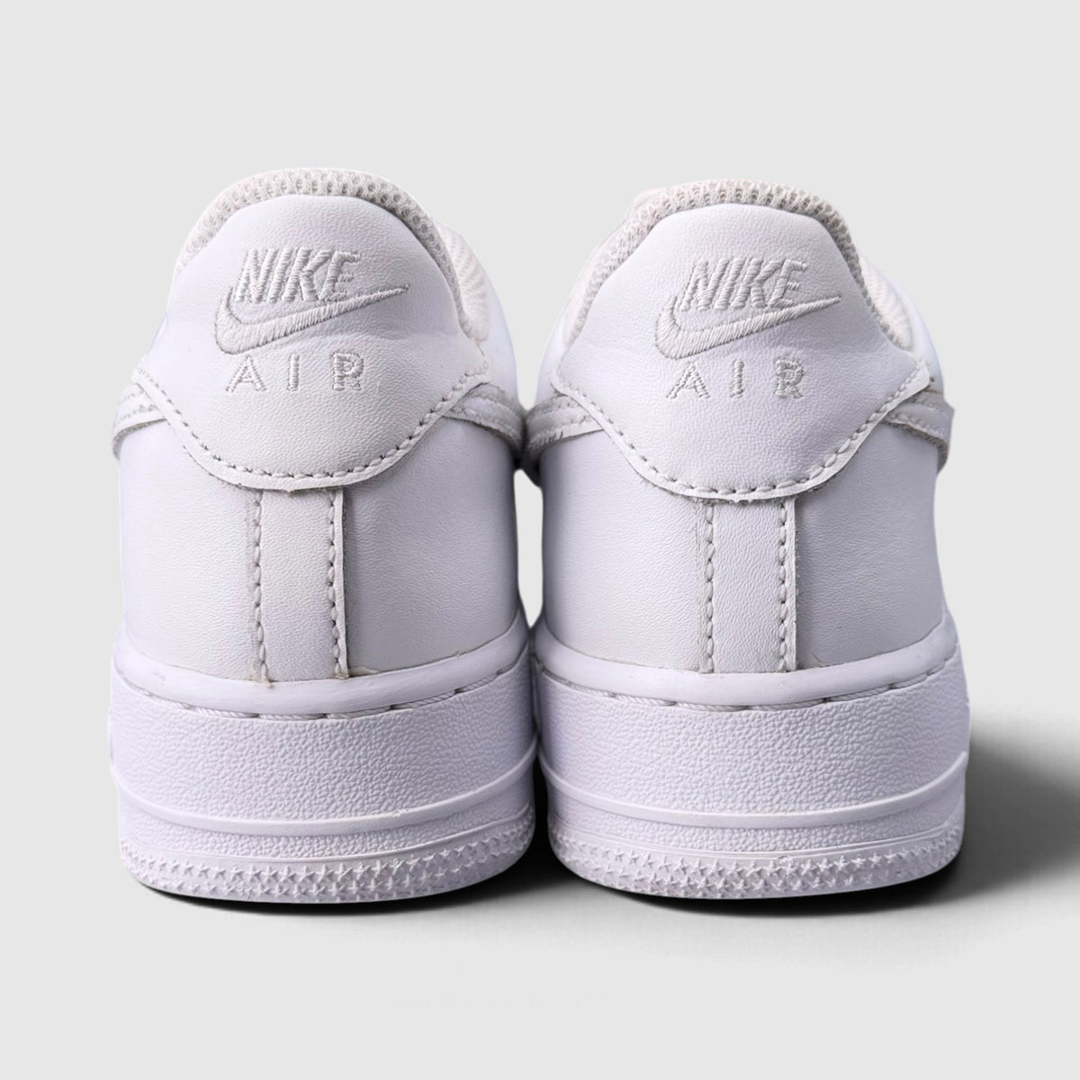 Nike Air Force 1 Low Triple White, buty sportowe damskie w bardzo dobrym stanie rozmiar 39, widok z tyłu