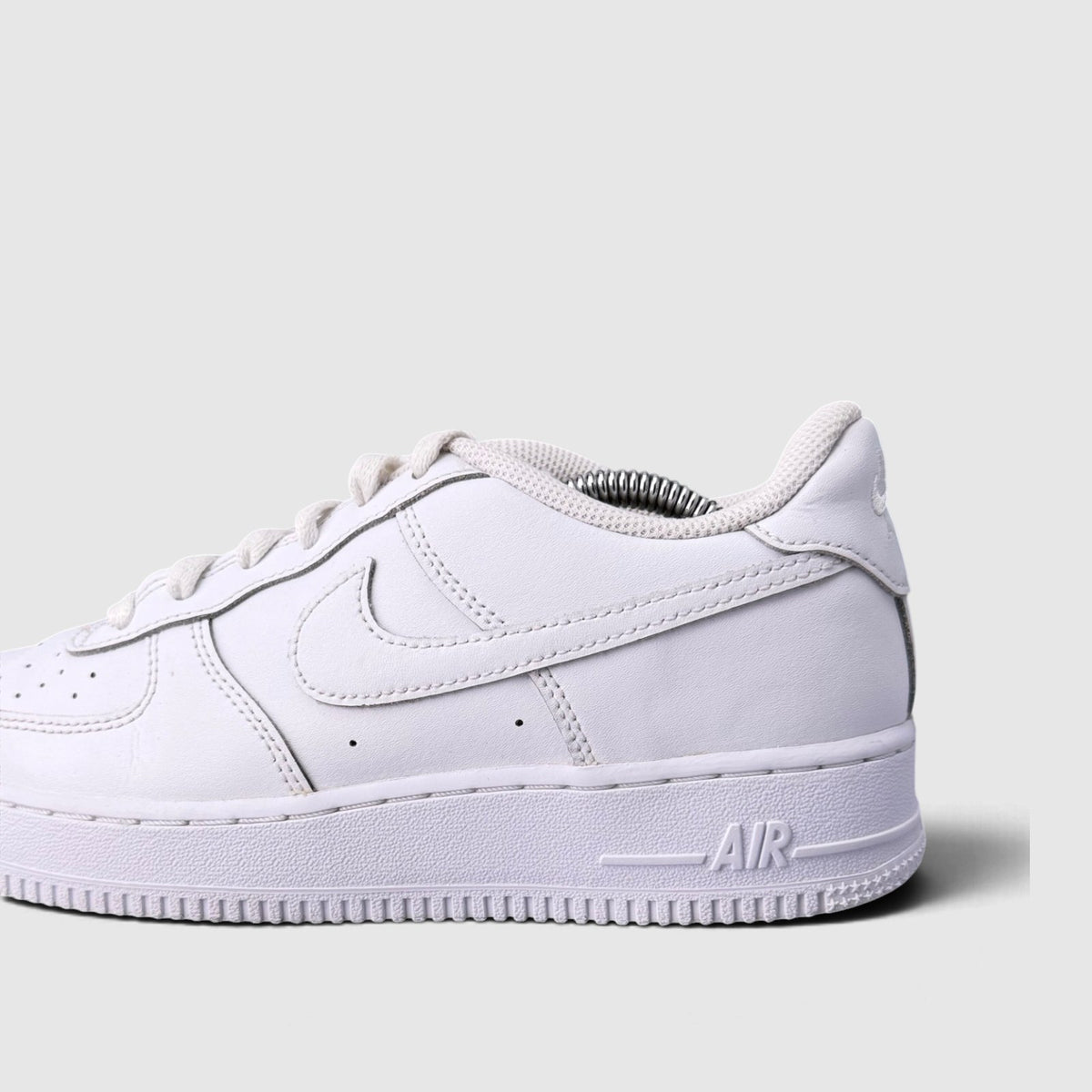 Nike Air Force 1 Low Triple White, buty sportowe damskie w bardzo dobrym stanie rozmiar 39, boczny profil, prawa strona