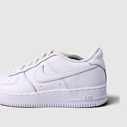 Nike Air Force 1 Low Triple White, buty sportowe damskie w bardzo dobrym stanie rozmiar 39, boczny profil, prawa strona