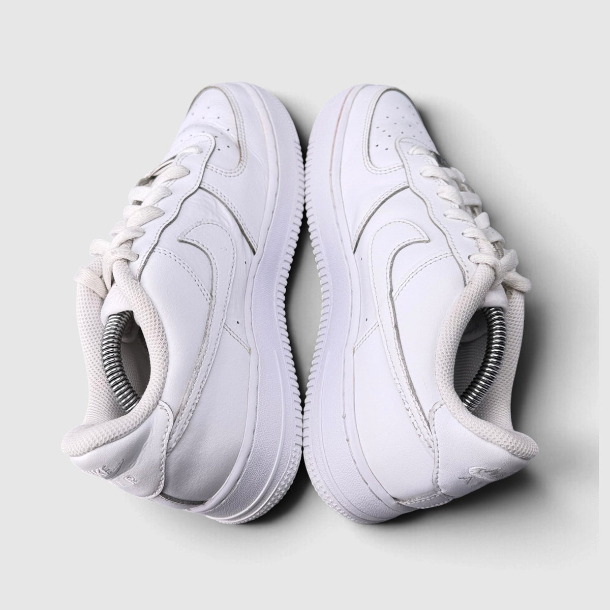 Nike Air Force 1 Low Triple White, buty sportowe damskie w bardzo dobrym stanie rozmiar 39, widok z góry