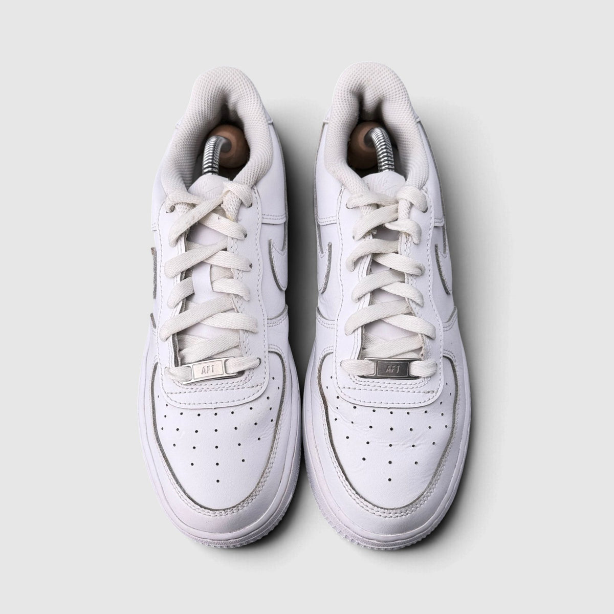 Nike Air Force 1 Low Triple White, buty sportowe damskie w bardzo dobrym stanie rozmiar 39, widok z przodu