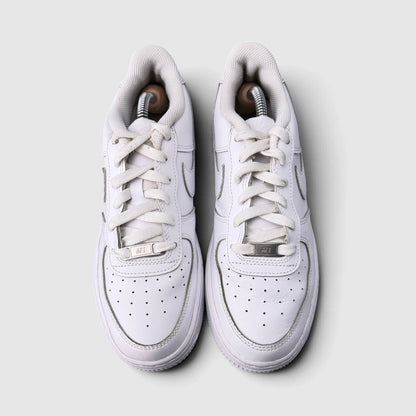 Nike Air Force 1 Low Triple White, buty sportowe damskie w bardzo dobrym stanie rozmiar 39, widok z przodu