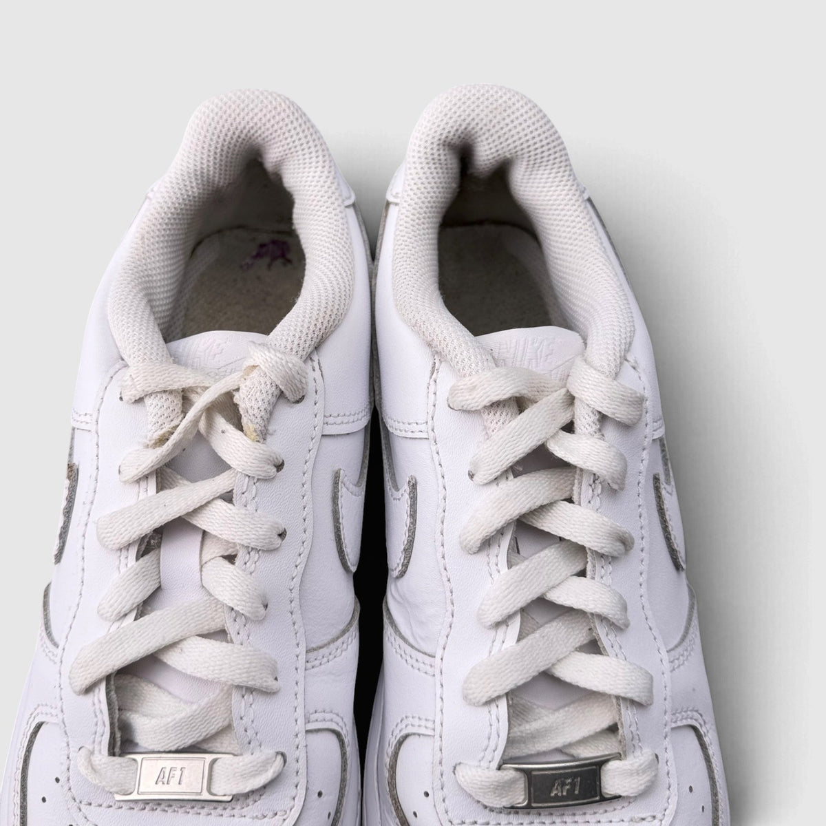 Nike Air Force 1 Low Triple White, buty sportowe damskie w bardzo dobrym stanie rozmiar 39, widok z góry