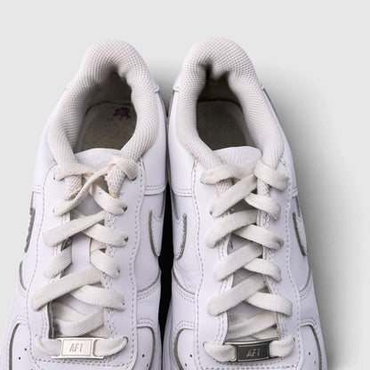 Nike Air Force 1 Low Triple White, buty sportowe damskie w bardzo dobrym stanie rozmiar 39, widok z góry