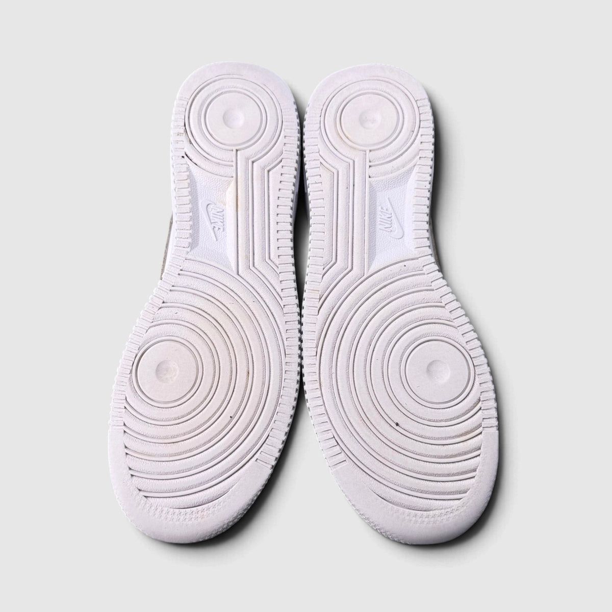 Nike Air Force 1 Low Triple White, buty sportowe damskie w bardzo dobrym stanie rozmiar 39, podeszwa