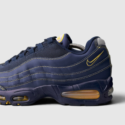 Nike Air Max 95 Michigan, buty sportowe męskie w bardzo dobrym stanie rozmiar 43, boczny profil, prawa strona