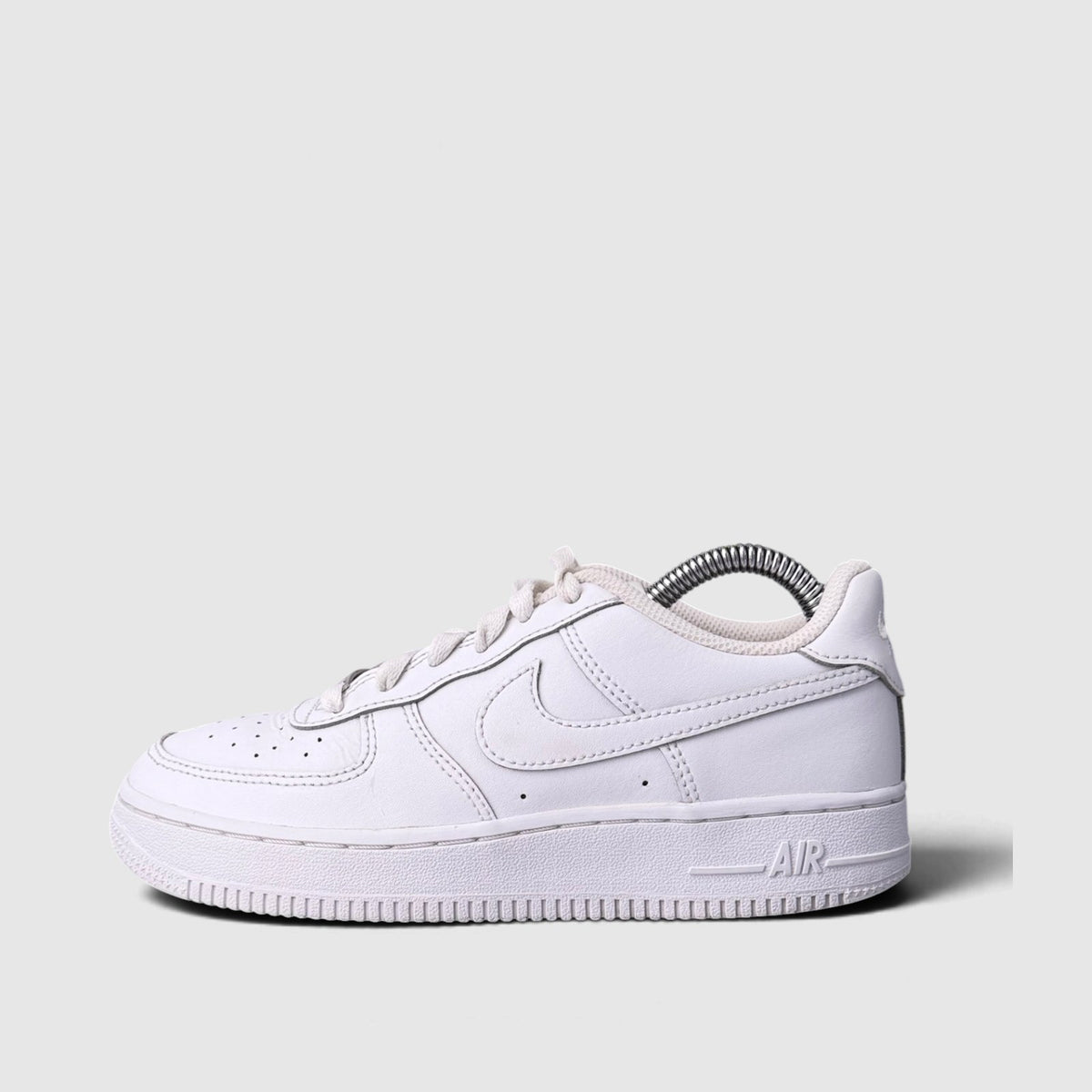 Nike Air Force 1 Low Triple White, buty sportowe damskie w bardzo dobrym stanie rozmiar 36, boczny profil, lewa strona