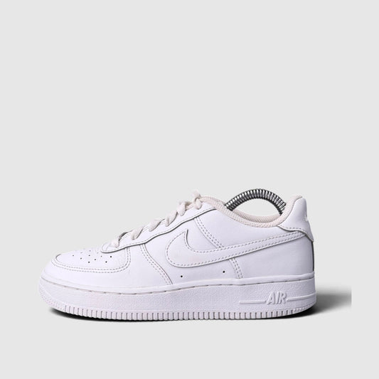 Nike Air Force 1 Low Triple White, buty sportowe damskie w bardzo dobrym stanie rozmiar 36, boczny profil, lewa strona