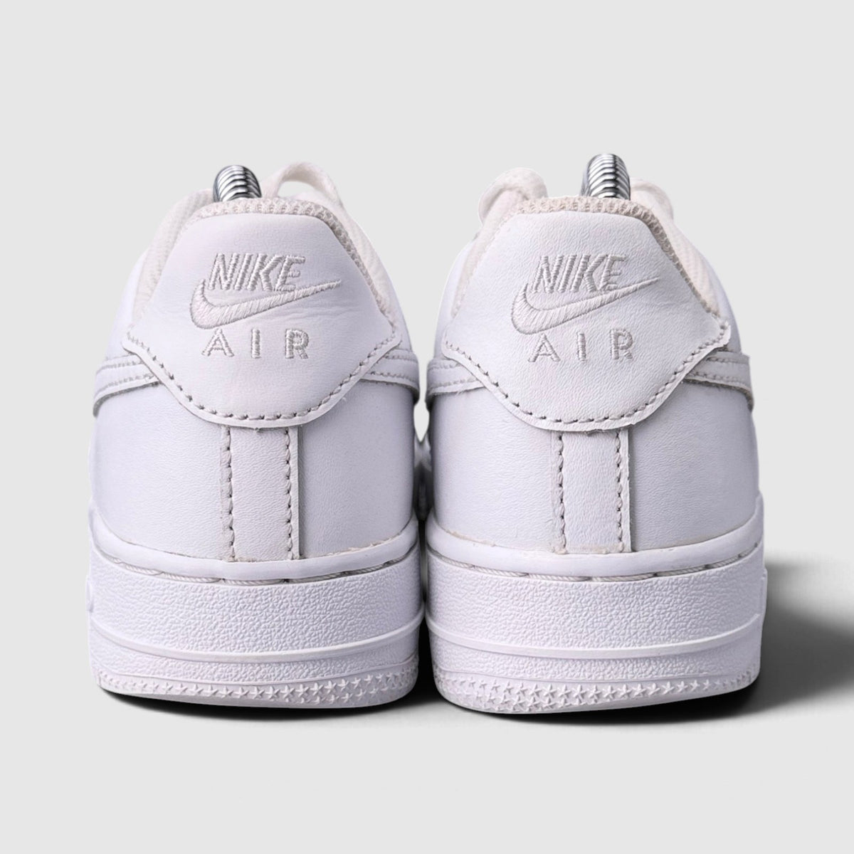 Nike Air Force 1 Low Triple White, buty sportowe damskie w bardzo dobrym stanie rozmiar 36, widok z tyłu