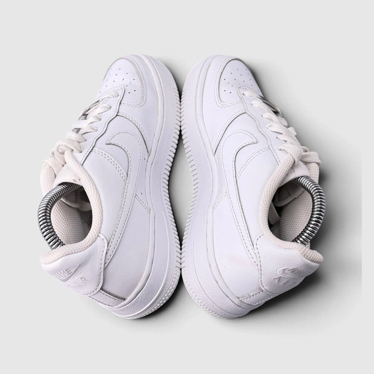 Nike Air Force 1 Low Triple White, buty sportowe damskie w bardzo dobrym stanie rozmiar 36, widok z góry