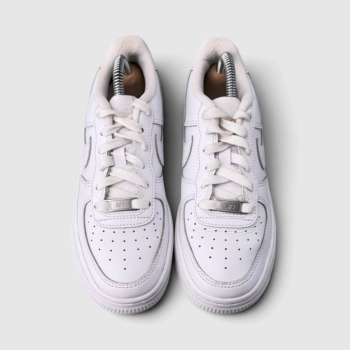 Nike Air Force 1 Low Triple White, buty sportowe damskie w bardzo dobrym stanie rozmiar 36, widok z góry