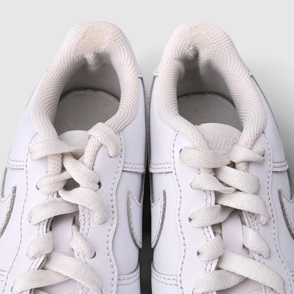 Nike Air Force 1 Low Triple White, buty sportowe damskie w bardzo dobrym stanie rozmiar 36, wkładka