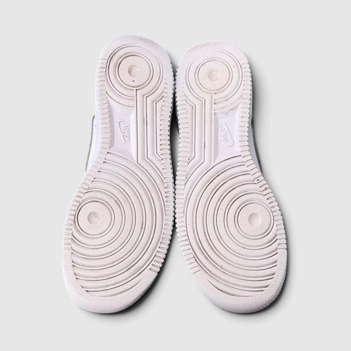 Nike Air Force 1 Low Triple White, buty sportowe damskie w bardzo dobrym stanie rozmiar 36, podeszwa
