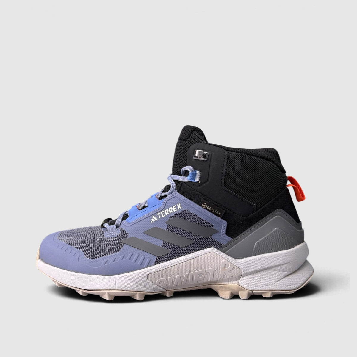 Adidas Terrex Swift R Gore-Tex, trekkingi damskie w bardzo dobrym stanie rozmiar 41 1/3, boczny profil, lewa strona