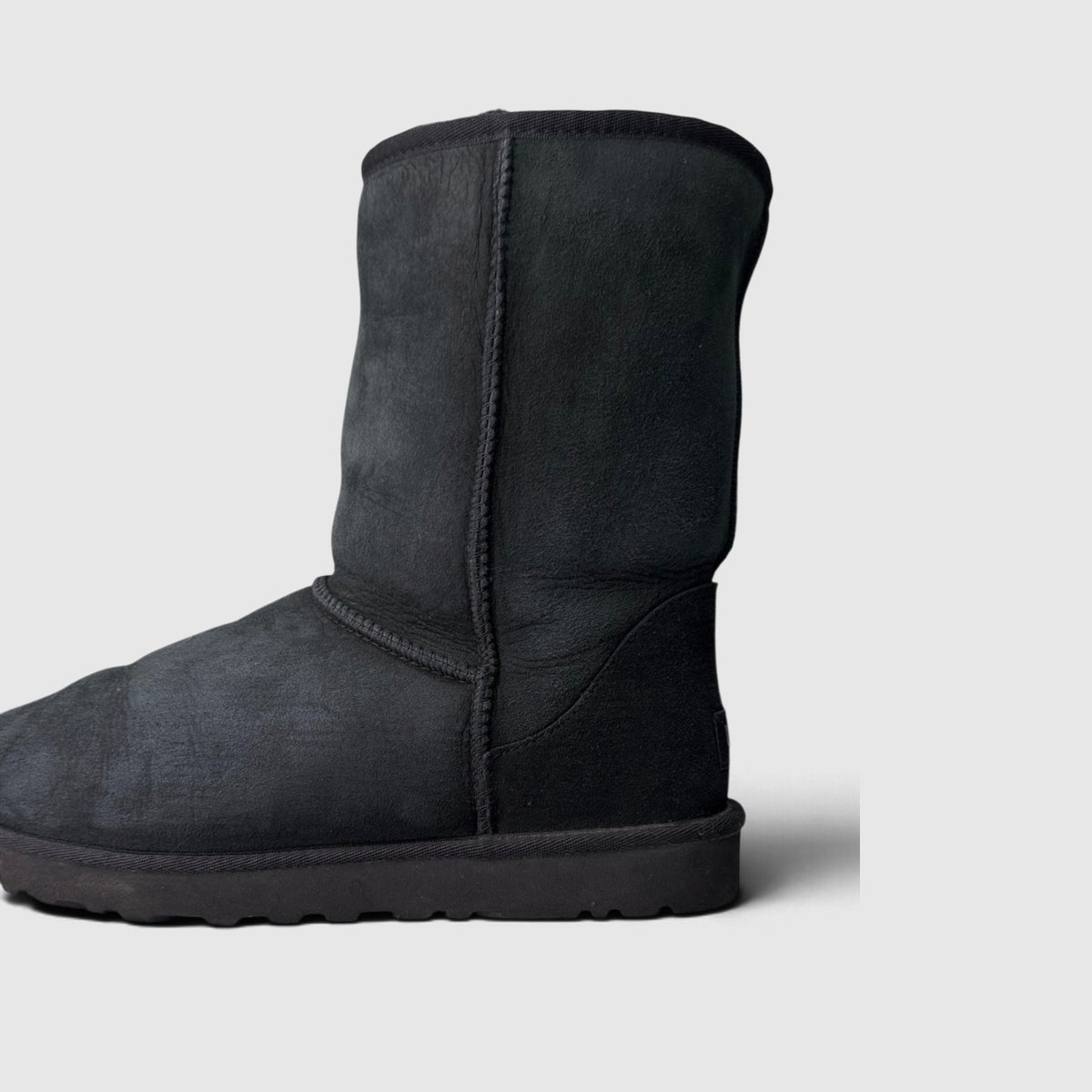 UGG CLASSIC SHORT II, śniegowce męskie w bardzo dobrym stanie rozmiar 43, boczny profil, prawa strona