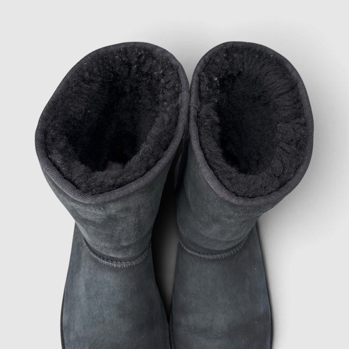 UGG CLASSIC SHORT II, śniegowce męskie w bardzo dobrym stanie rozmiar 43, widok z góry