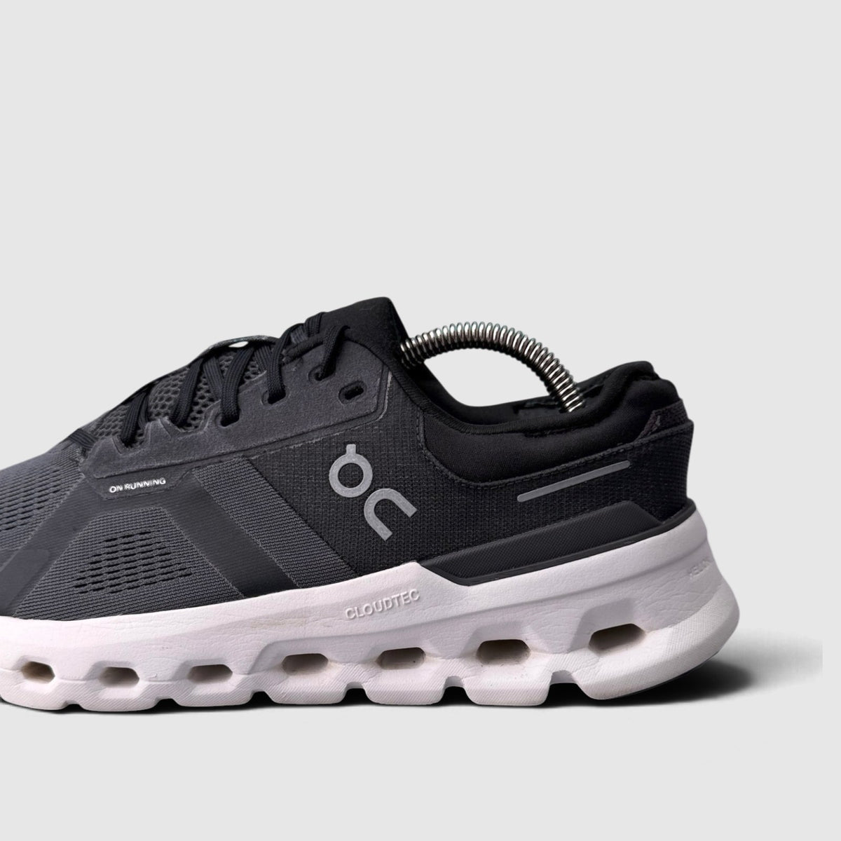 On Cloudrunner 2, buty sportowe męskie w bardzo dobrym stanie rozmiar 41, boczny profil, lewa strona