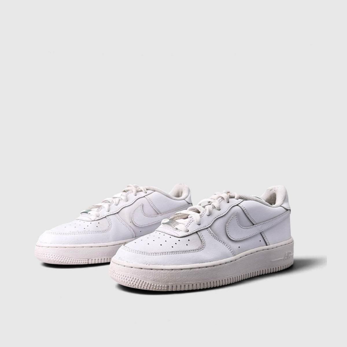 Nike Air Force 1 Low Triple White, buty sportowe damskie w bardzo dobrym stanie rozmiar 39, para butów