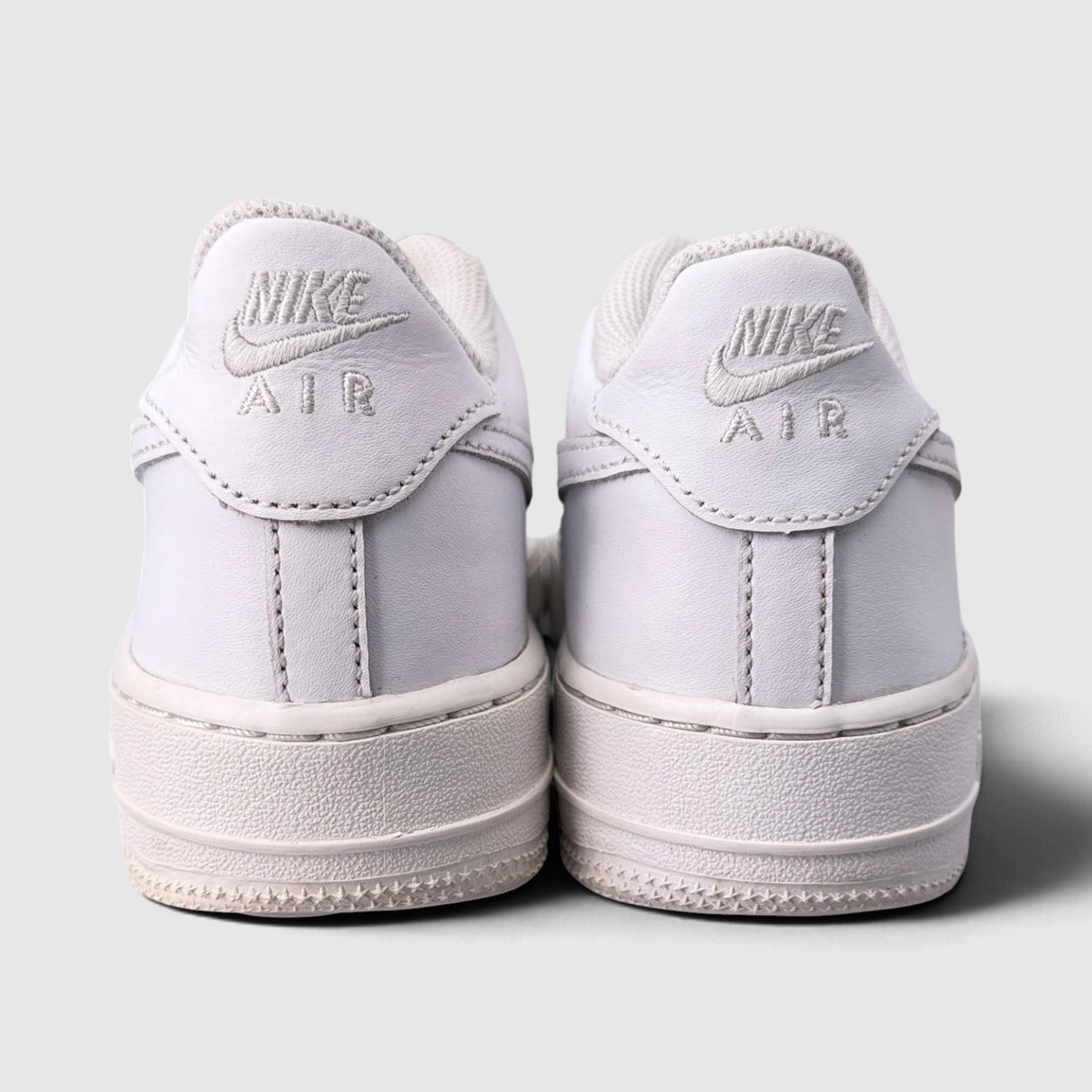 Nike Air Force 1 Low Triple White, buty sportowe damskie w bardzo dobrym stanie rozmiar 39, widok z tyłu
