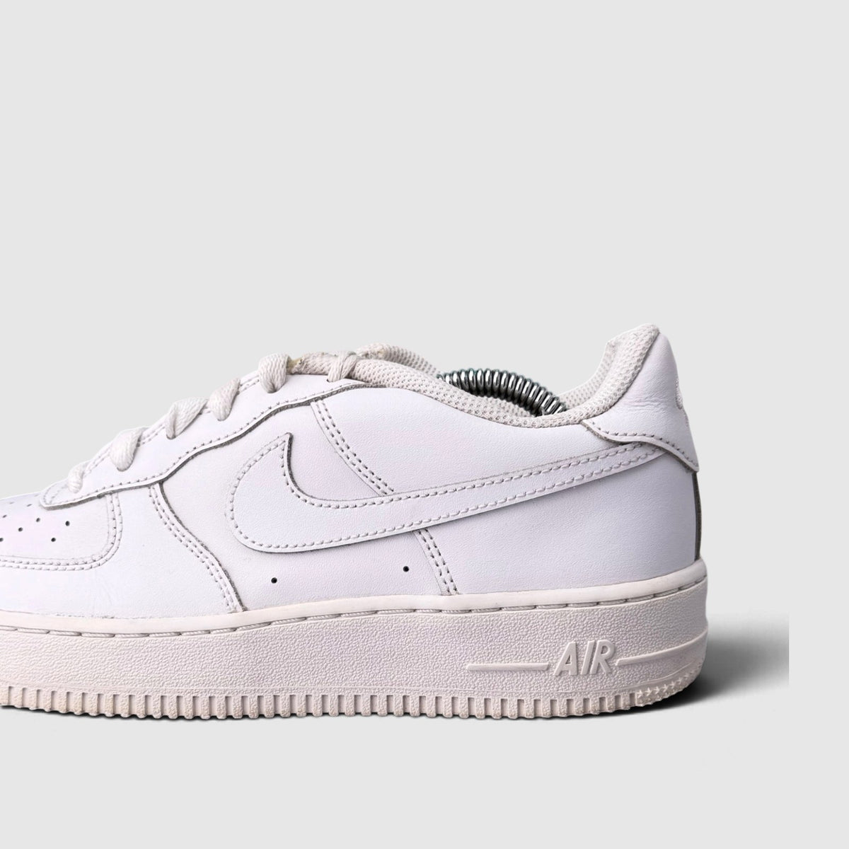 Nike Air Force 1 Low Triple White, buty sportowe damskie w bardzo dobrym stanie rozmiar 39, boczny profil, lewa strona