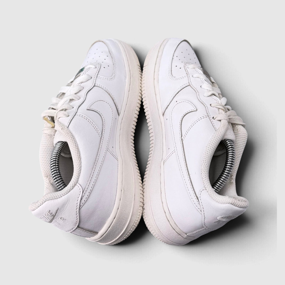 Nike Air Force 1 Low Triple White, buty sportowe damskie w bardzo dobrym stanie rozmiar 39, widok z góry