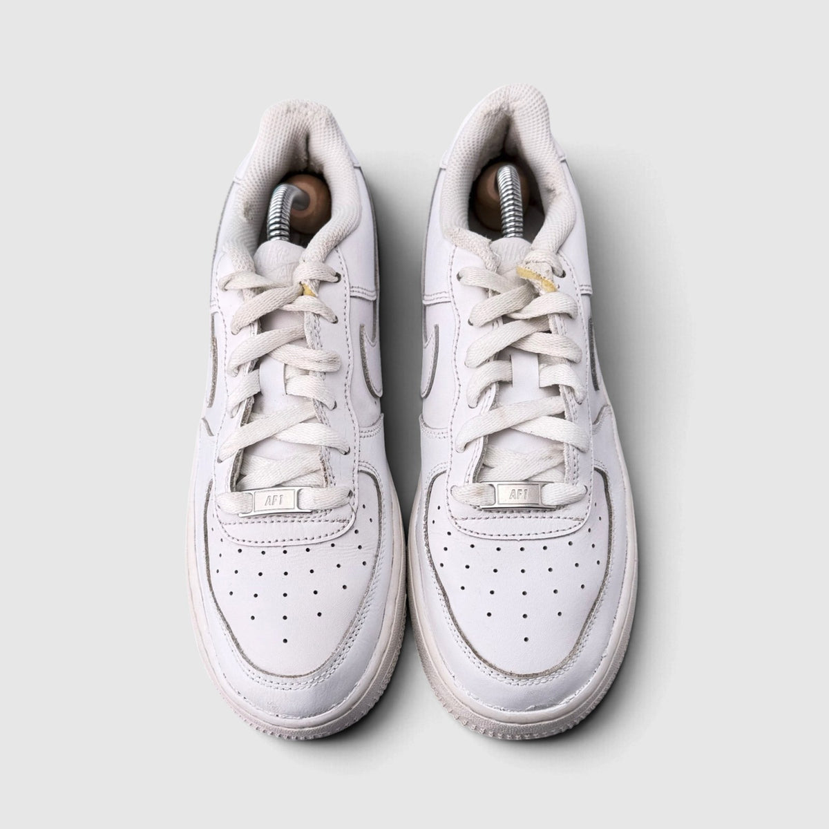 Nike Air Force 1 Low Triple White, buty sportowe damskie w bardzo dobrym stanie rozmiar 39, widok z góry