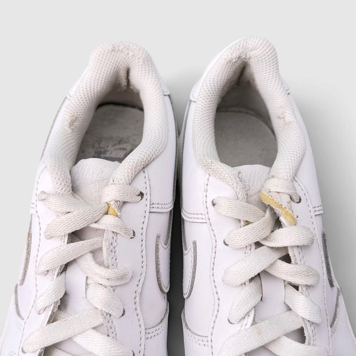 Nike Air Force 1 Low Triple White, buty sportowe damskie w bardzo dobrym stanie rozmiar 39, widok z góry
